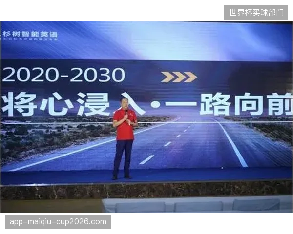 英超在英国本土坚持部分场次免费直播，同时将核心赛事置于付费墙后，旨在平衡球迷可及性与转播收入